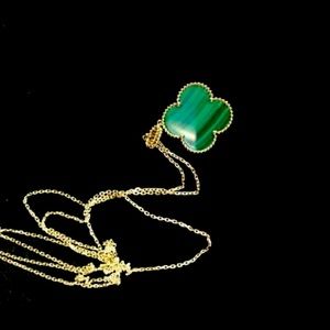 Van Cleef & Arpels Magic Alhambra 18kt Yellow Gold with Green Malachite Necklace